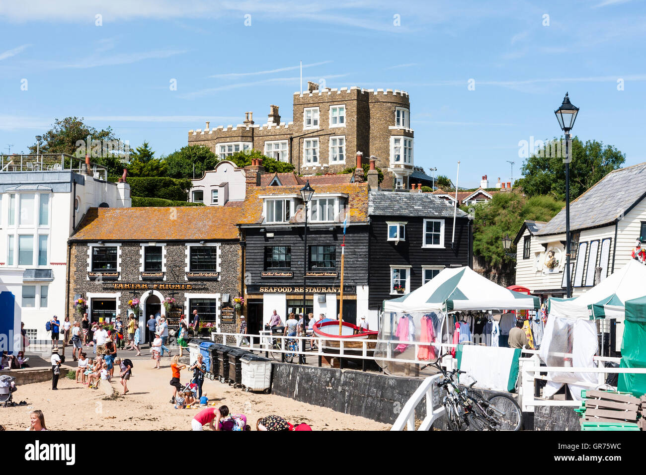 L'Angleterre, Broadstairs. Front de mer avec le tartre frégate et restaurant de fruits de mer et des bâtiments du 18ème siècle Charles Dickens Bleak House sur la colline au-dessus. Banque D'Images