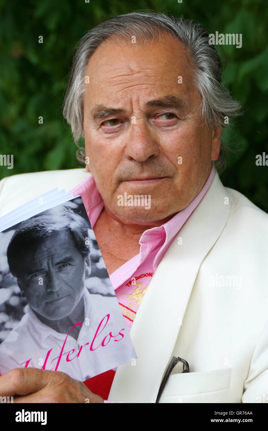 Vieil Homme lire un livre Banque D'Images