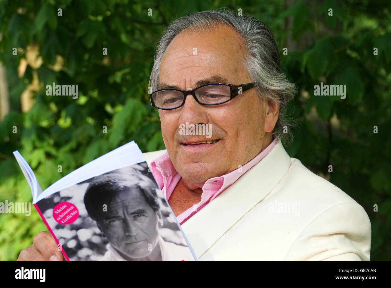 Vieil Homme lire un livre Banque D'Images