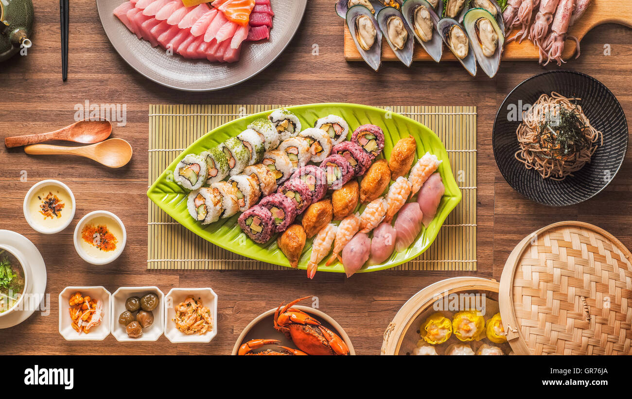 Le tableau complet de l'ensemble de sushi Banque D'Images