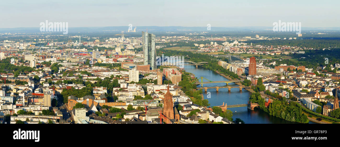 Skyline of European financial city Frankfurt am Main Allemagne Europe Banque D'Images