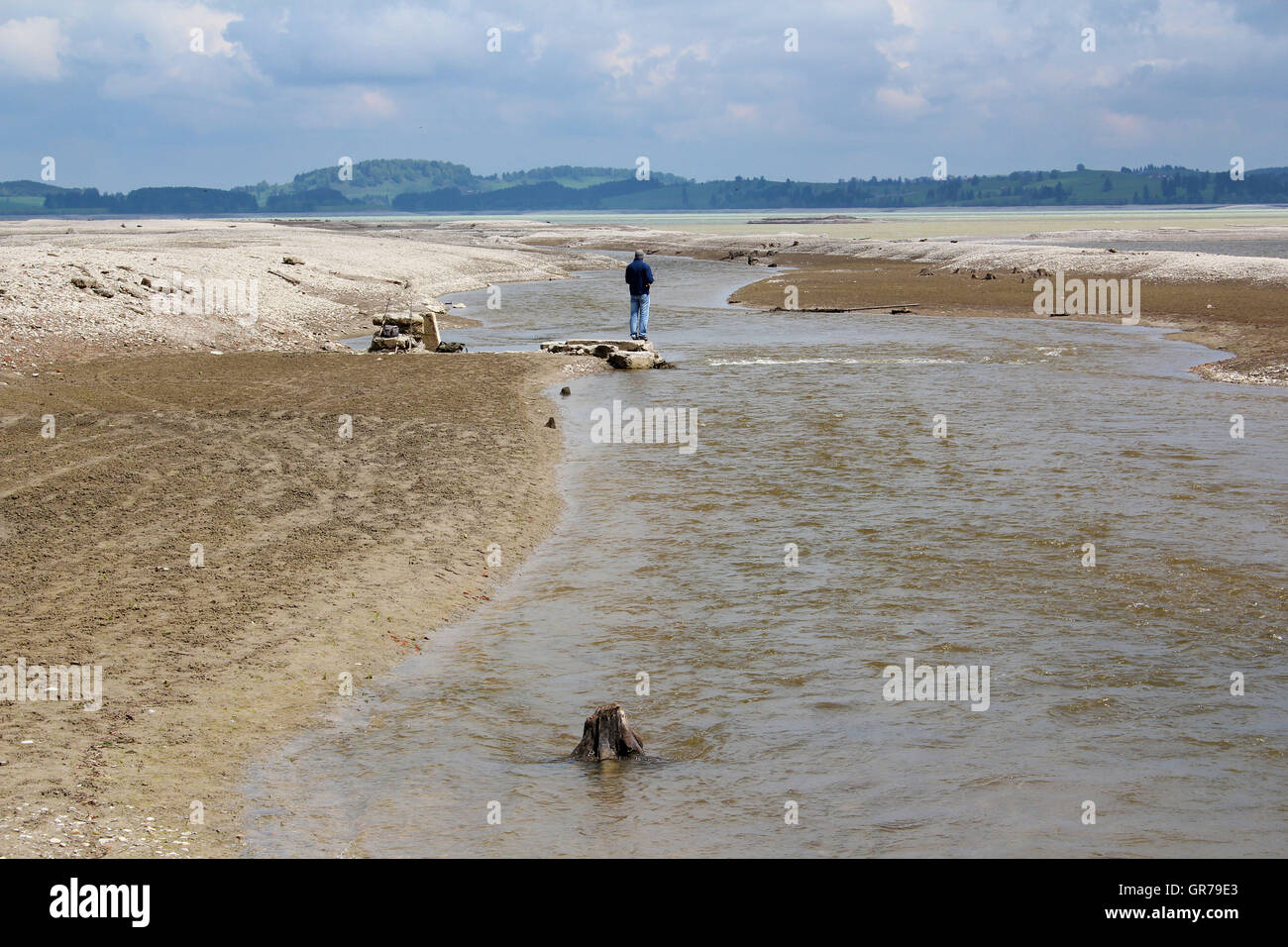 La randonnée à travers le lac de Forggen Banque D'Images