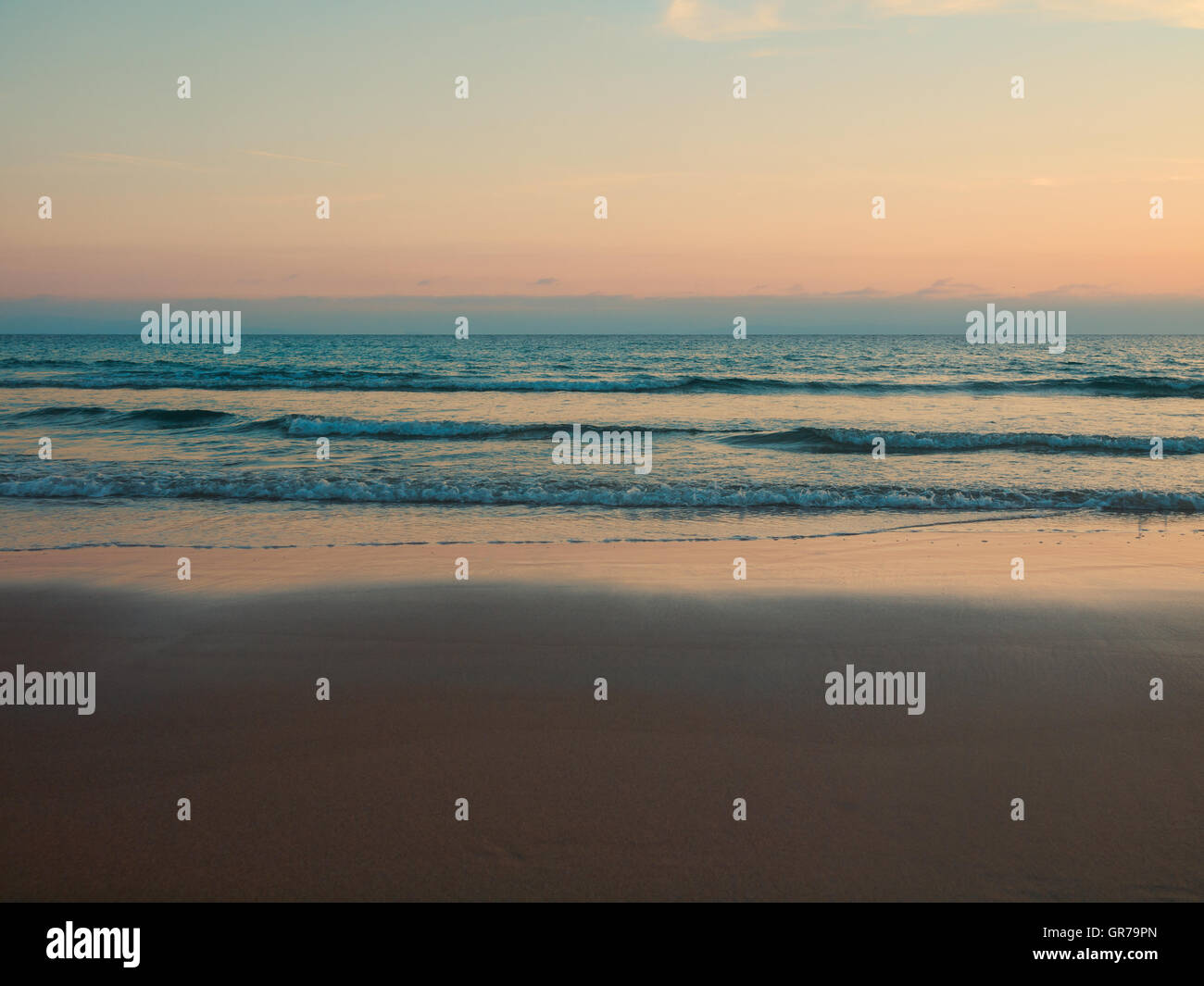Scène de plage tranquille de style rétro, Coucher de soleil, lever du soleil Banque D'Images