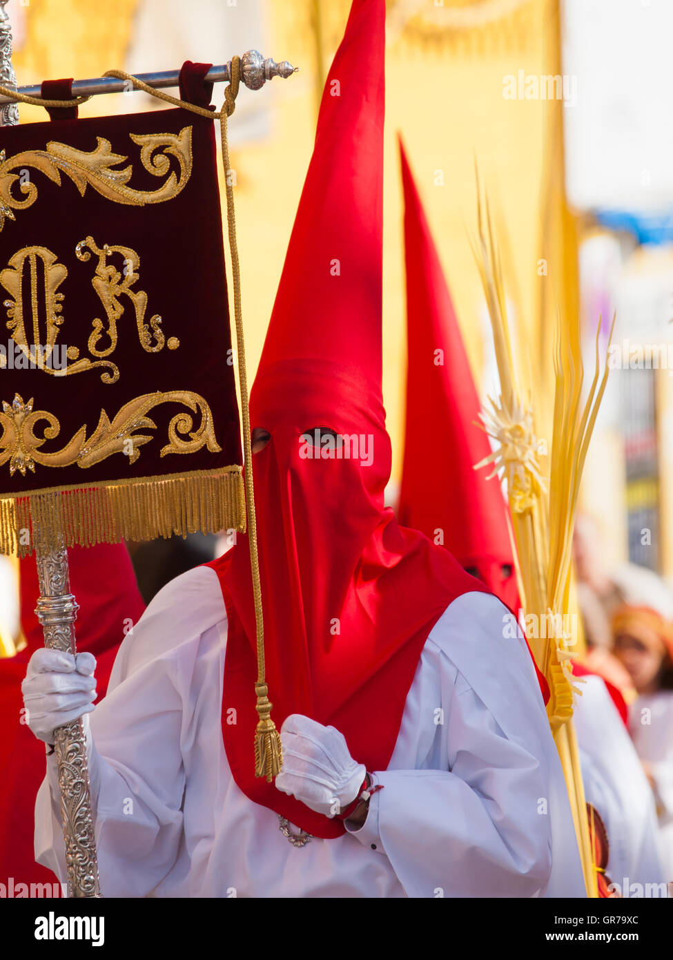 Algeciras, Espagne, 20 mars 2016 Les participants de la Procession des Rameaux. Les Pénitents portent les hottes à Conicle typique Banque D'Images