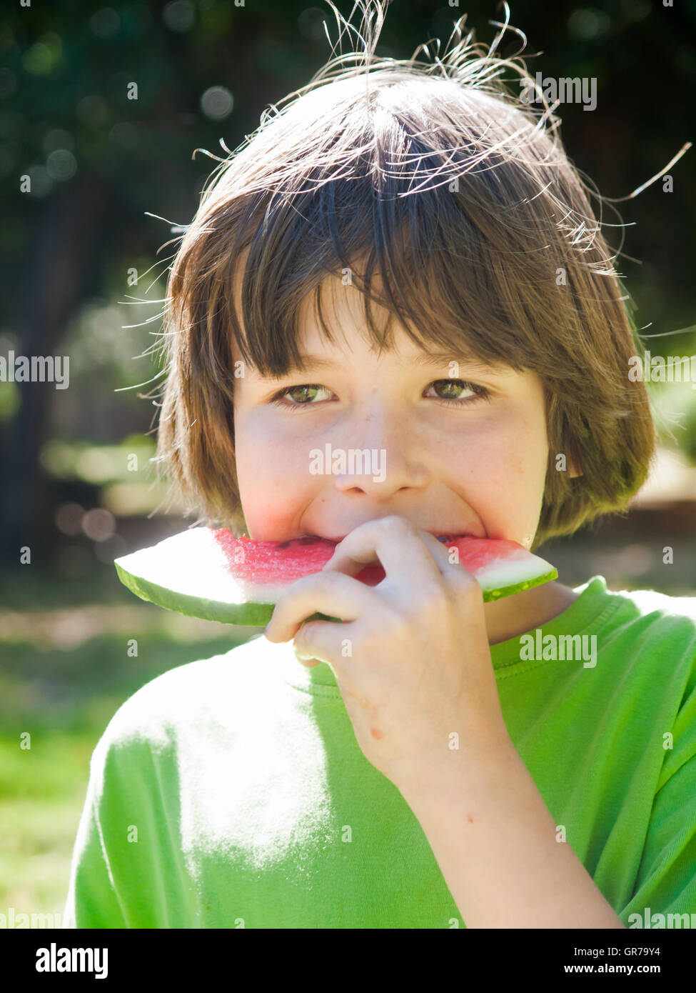 Garçon Enfant Eating Watermelon pendant journée ensoleillée Banque D'Images