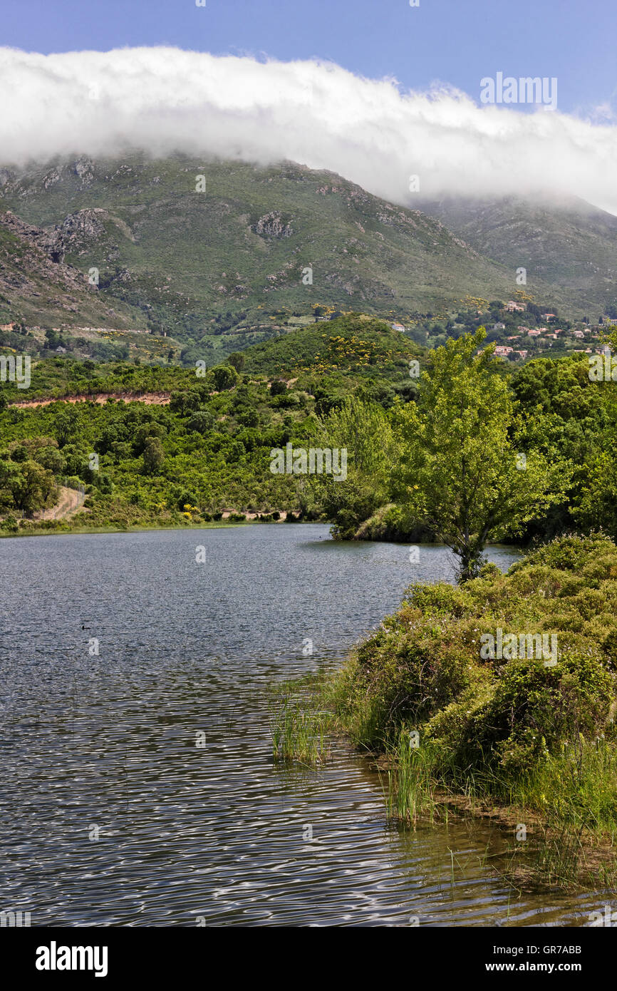 Lac de Padula Padula Lake, près de la montagne dans le village d'Oletta Nebbio, Nord-Sud, France, Europe Banque D'Images