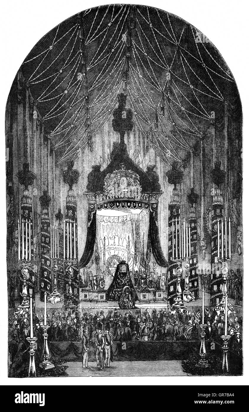 Le Maréchal Arthur Wellesley, 1er duc de Wellington, soldat et homme d'anglo-irlandais, et l'une des principales personnalités politiques et militaires de la Grande-Bretagne du xixe siècle en chapelle ardente dans la Cathédrale de St Paul, après sa mort le 4 septembre 1852. Banque D'Images