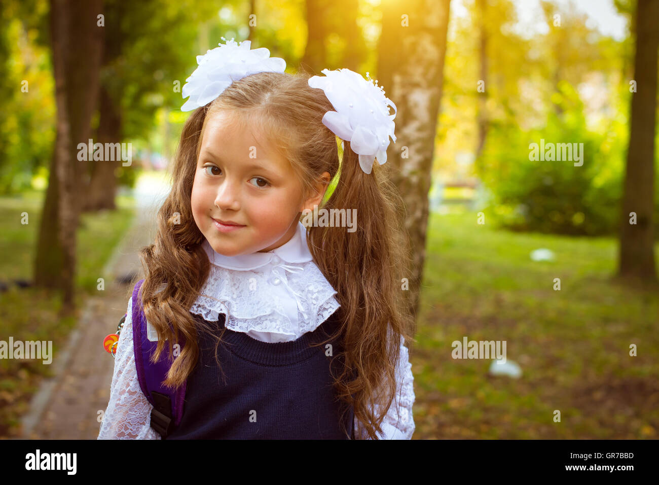 Peu d'abord élève, étudiant-fille va à l'école sur le savoir - Septembre Journée d'abord. Élève de l'école élémentaire en uniforme Banque D'Images