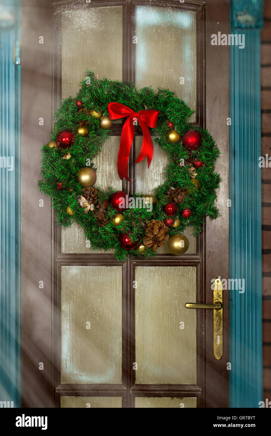 Couronne de Noël sur la porte. Se félicite du Nouvel An et Noël en vacances enchanteresses intérieur avec des branches de sapins décorés Banque D'Images