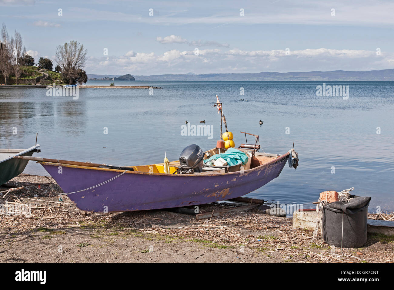 Bateaux de pêche colorés dans le port de Marta, à l'extrémité sud du lac de Bolsena Banque D'Images