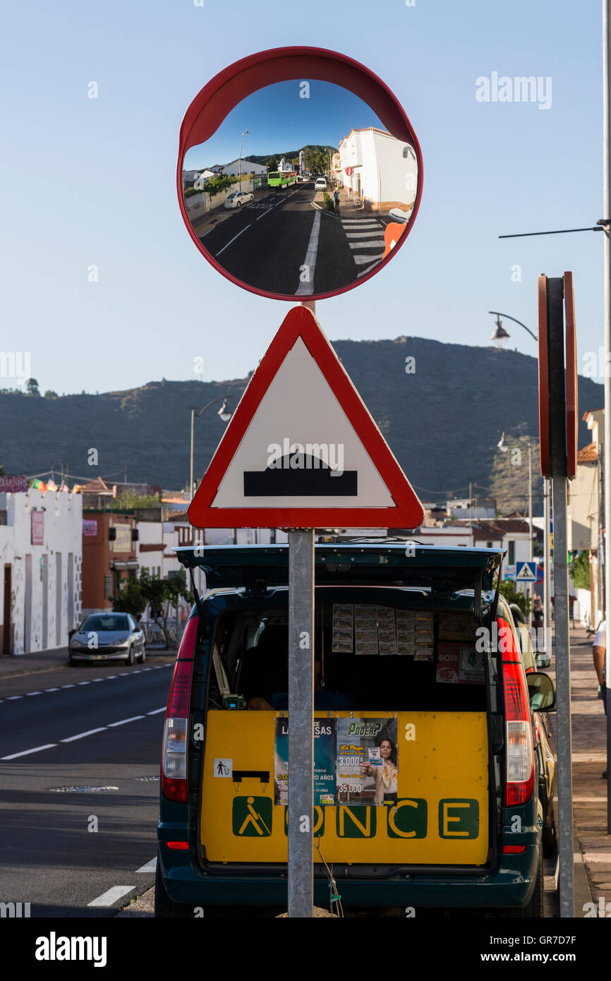 Miroir concave, signalisation routière indiquant la vitesse de bosses, une fois que les vendeurs de loterie van à Santiago del Teide, Tenerife, Canaries, Spai Banque D'Images