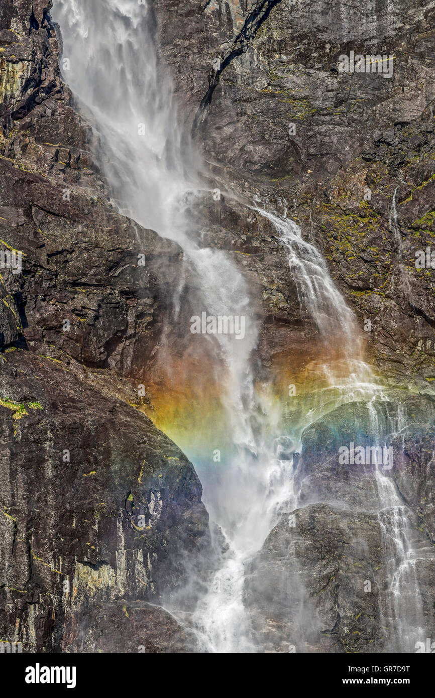 Toujours fascinant effet arc-en-ciel sur une chute d'eau norvégienne dans Romsdal Banque D'Images