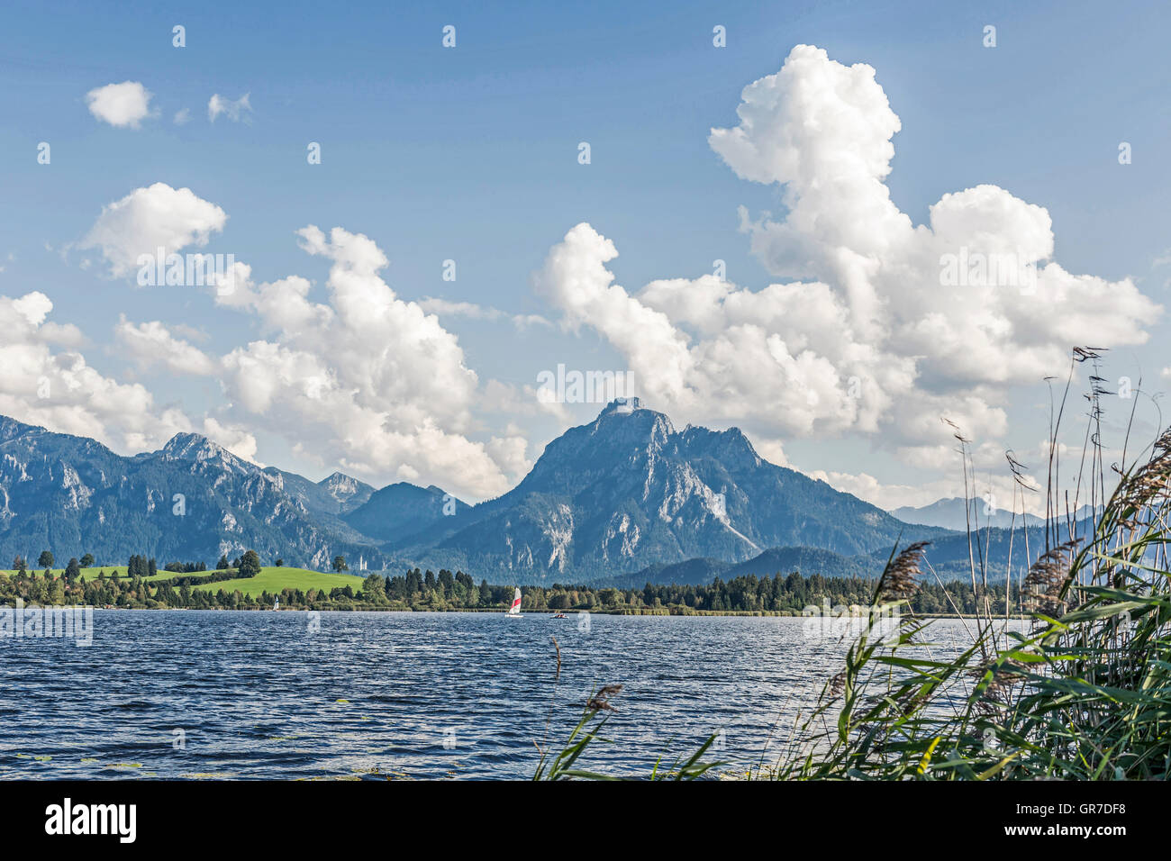 Le cadre idyllique et l'Hopfensee paysage à couper le souffle de la montagne de Tegel et Säuling Banque D'Images