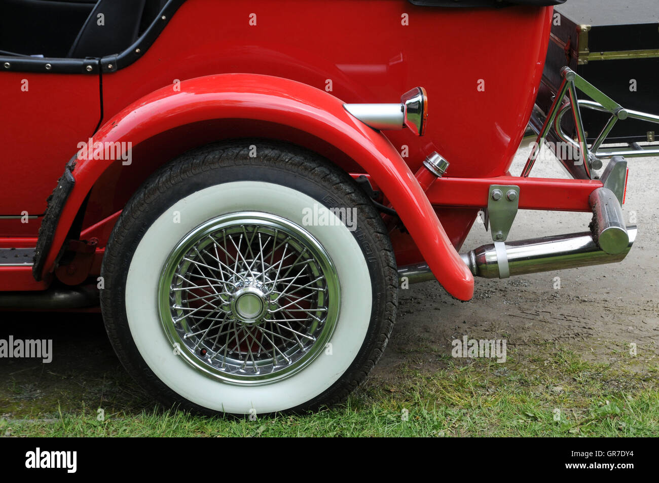 Les pneus mur blanc Banque D'Images