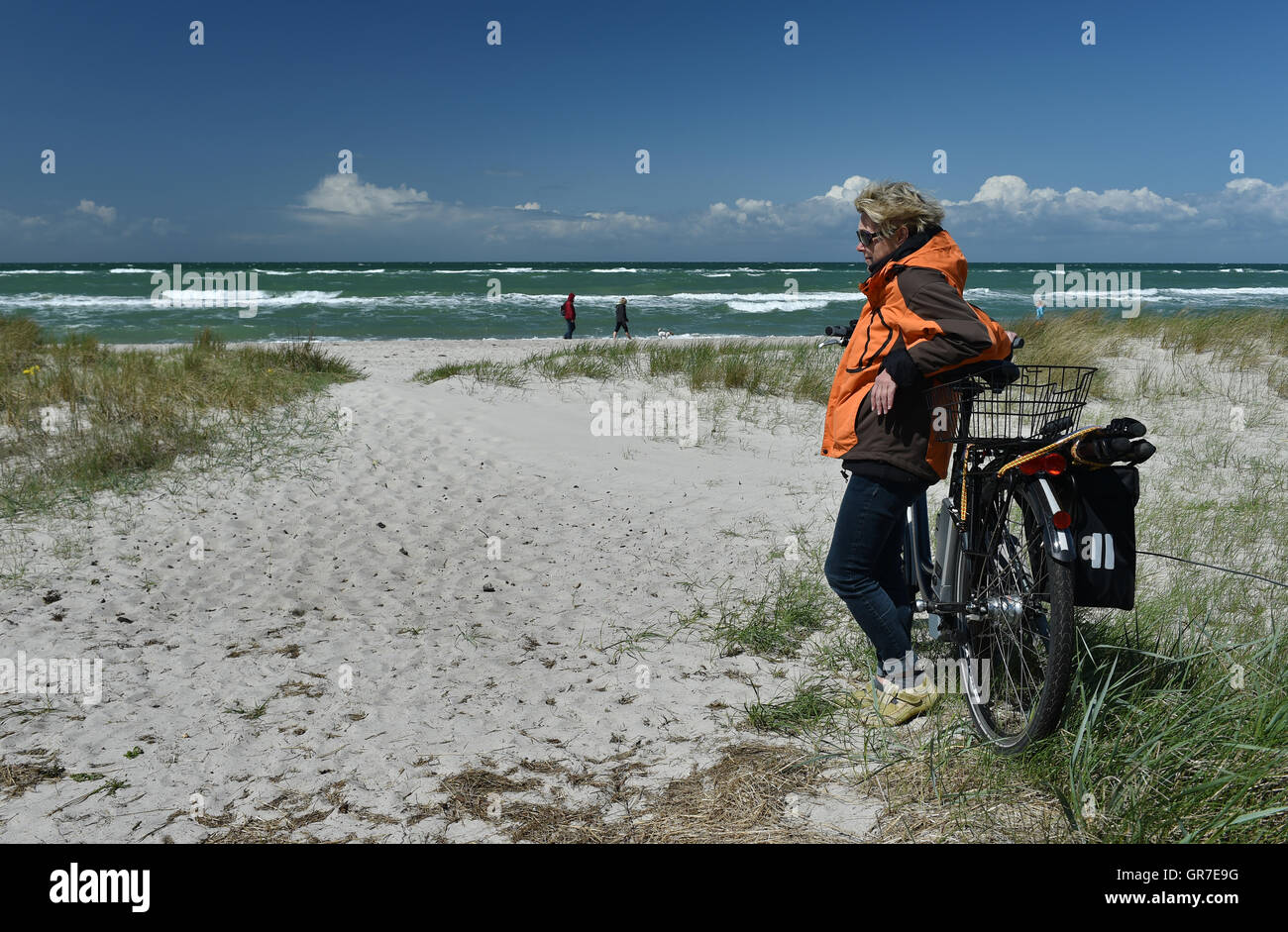 Avec le vélo sur le front de mer Banque D'Images