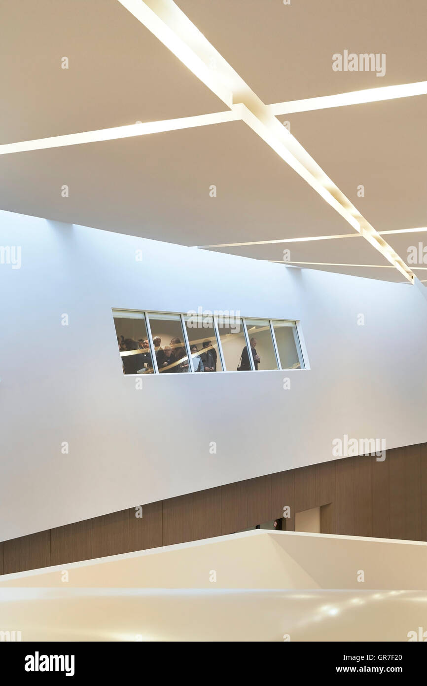 Détail de l'entrée avec éclairage intérieur oblong inséré et fenêtre. Centre du Congrès, Mons, Belgique. Architecte : Libeskind, 2015. Banque D'Images