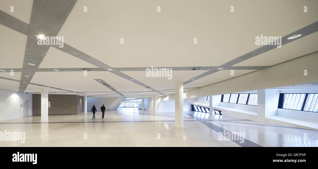 Espace polyvalent avec bandes de fenestration. Centre du Congrès, Mons, Belgique. Architecte : Libeskind, 2015. Banque D'Images