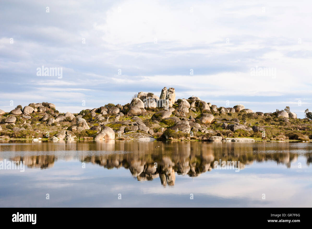 Les roches de granit avec Cigogne Blanche (Ciconia ciconia) niche, los Barruecos Monument naturel, l'Estrémadure, Espagne, Europe Banque D'Images