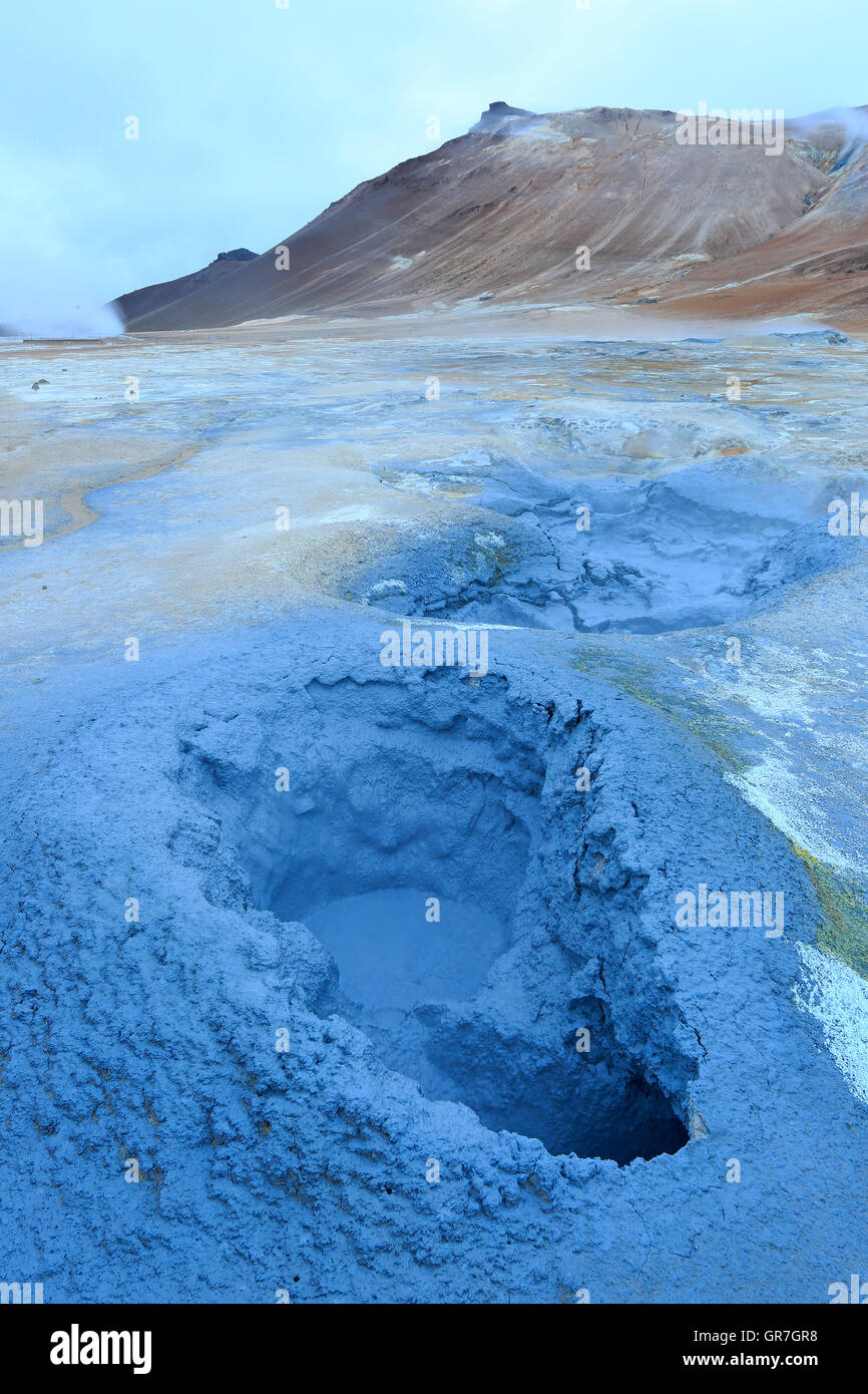 Vue sur le champ géothermique colorées de Namafjall Hverir avec en arrière-plan Banque D'Images