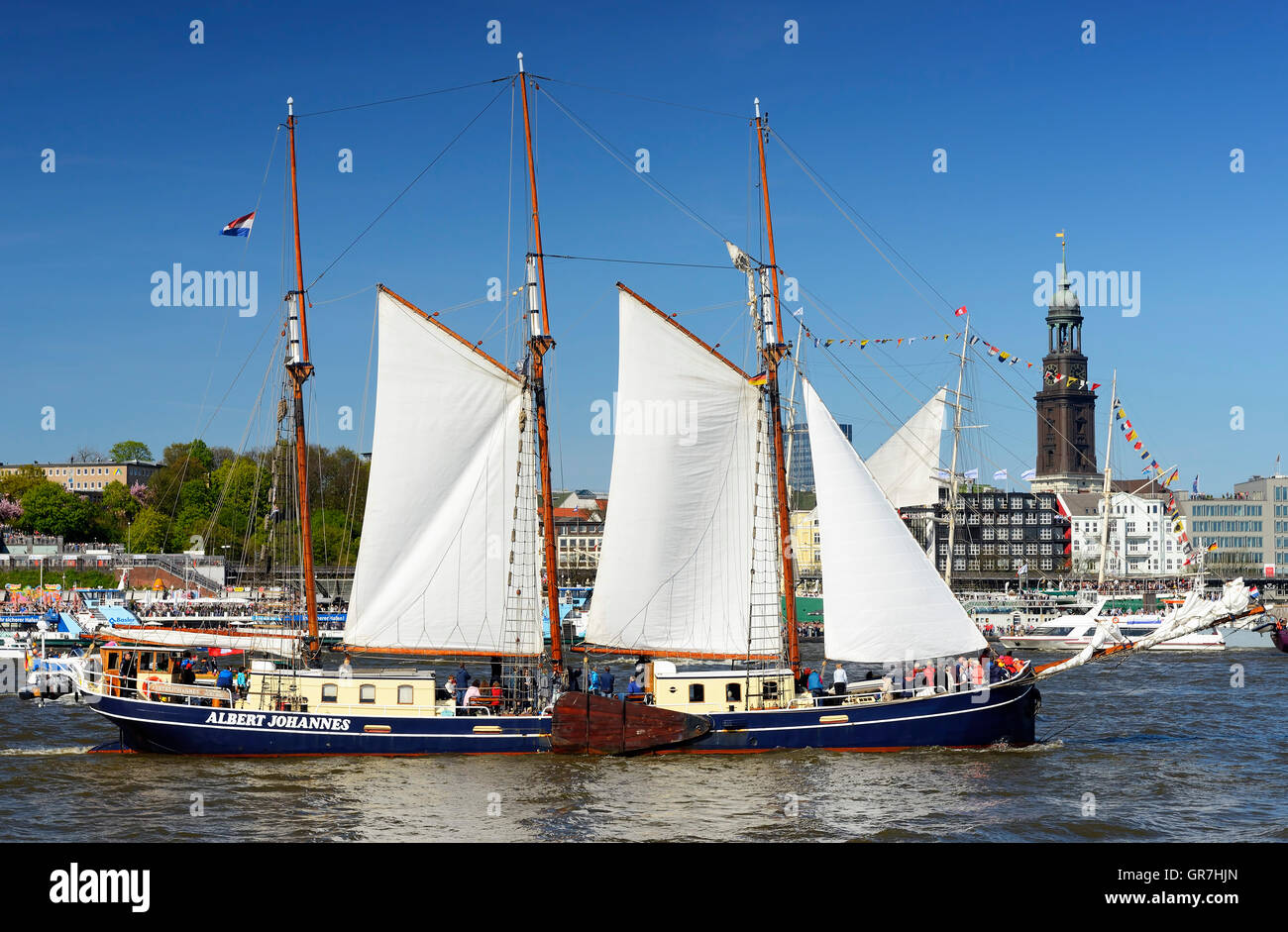 Bateau A Voile A Port De Hambourg En Allemagne Anniversaire Photo Stock Alamy Bateau A Voile A Port De Hambourg En Allemagne Anniversaire Photo Stock Alamy