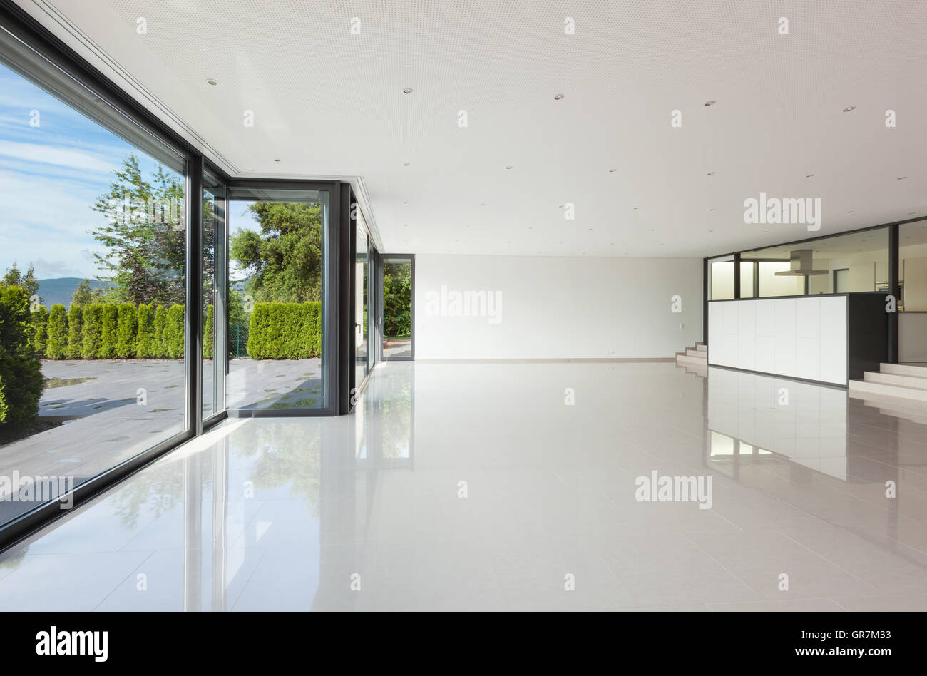 Villa moderne de l'intérieur, vaste séjour avec de grandes fenêtres Photo  Stock - Alamy
