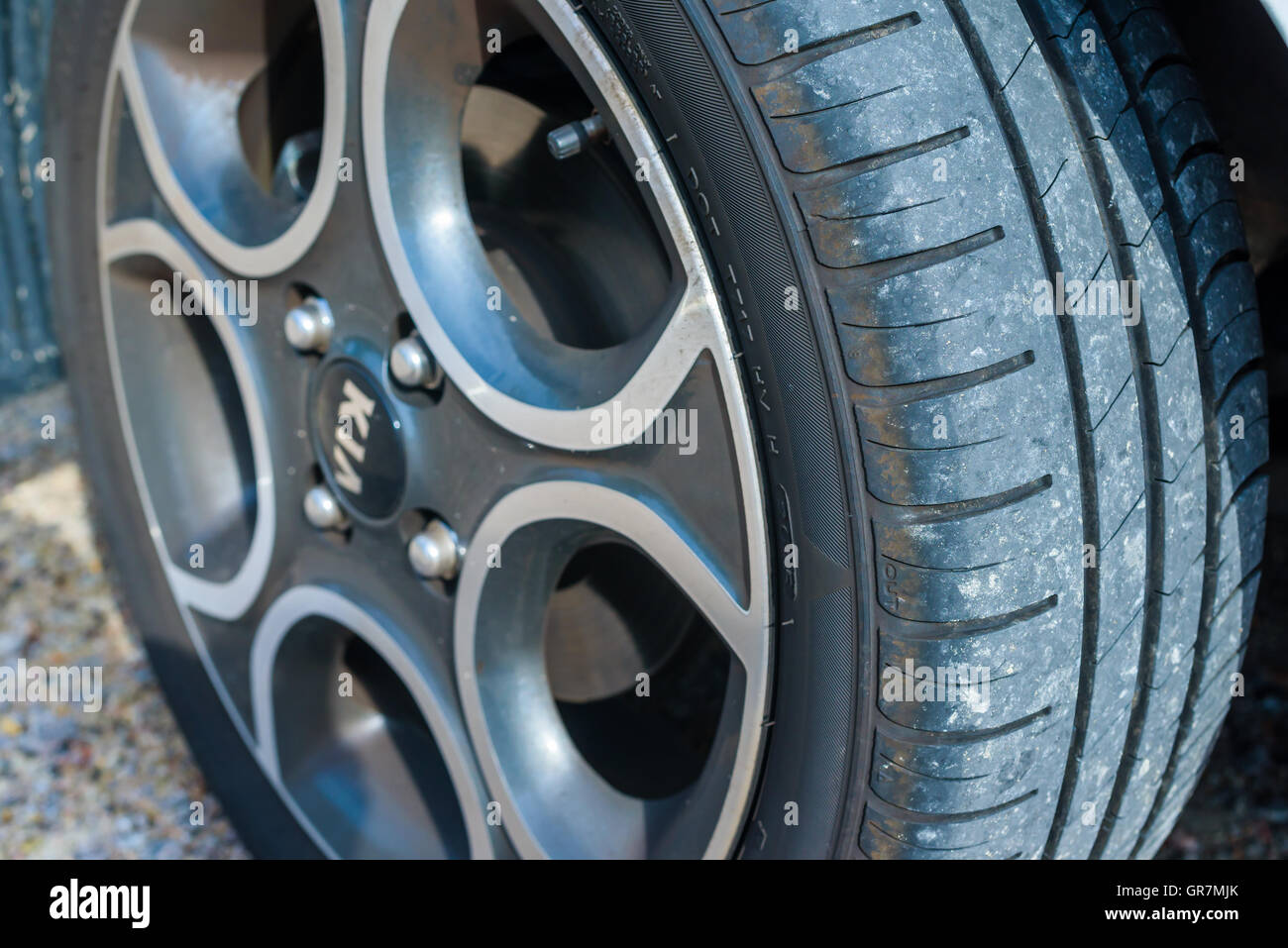 Ankara, Turquie - 1 septembre 2016 : La voie la profondeur sont importants pour une conduite sûre. Ici un gros plan d'un pneu de voiture avec les voies de Banque D'Images