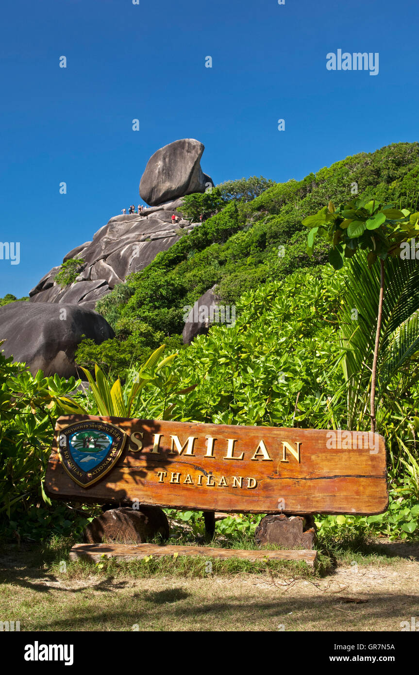 Le Parc National de Mu Ko Similan, Sail Rock derrière, Ko Similan, province de Phang Nga, Thaïlande Banque D'Images