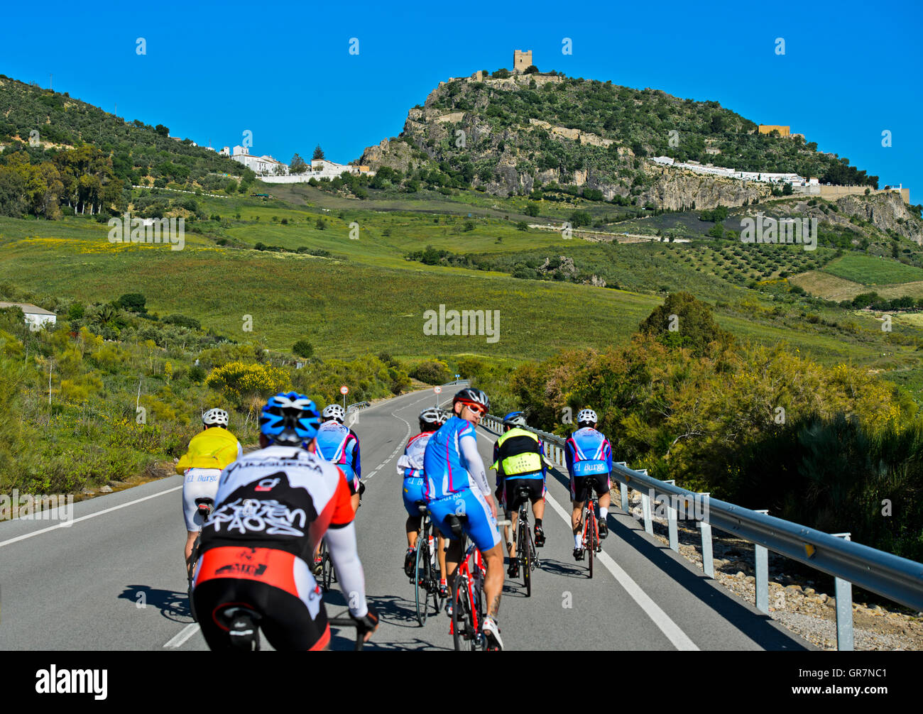 Les cyclistes sur une route de campagne près de Zahara De la Sierra, Andalousie, Espagne Banque D'Images