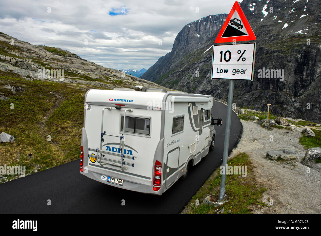 Location caravane passant un signe de qualité de la route Panneau d'avertissement pour un segment de la route touristique nationale Trollstigen, Norvège Banque D'Images