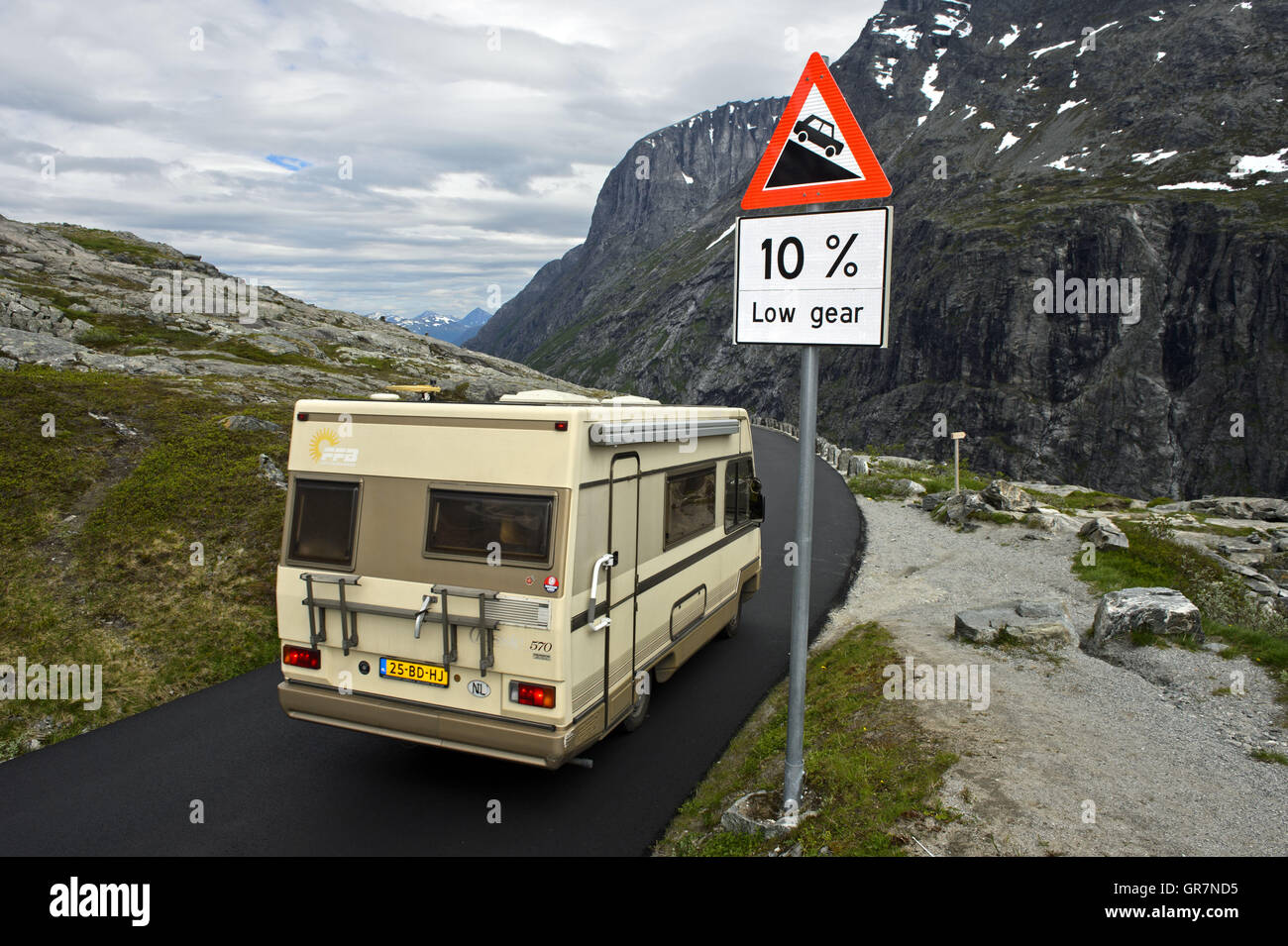 Caravane voiture passe une route pour un signe d'avertissement classe Segment raide de la route touristique nationale Trollstigen, Norvège Banque D'Images
