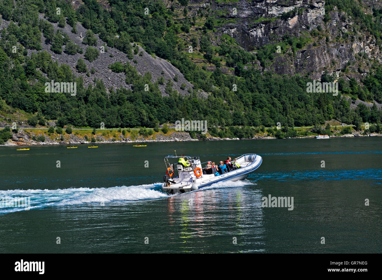 Bateau gonflable avec les passagers dans le fjord de Geiranger, Geiranger, Norvège Banque D'Images