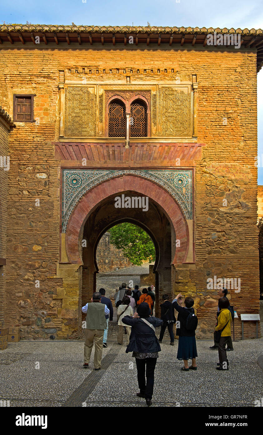 Visiteurs à la porte du vin, de la Puerta del Vino, à l'Alhambra, Site du patrimoine mondial de l'UNESCO, Grenade, Espagne Banque D'Images