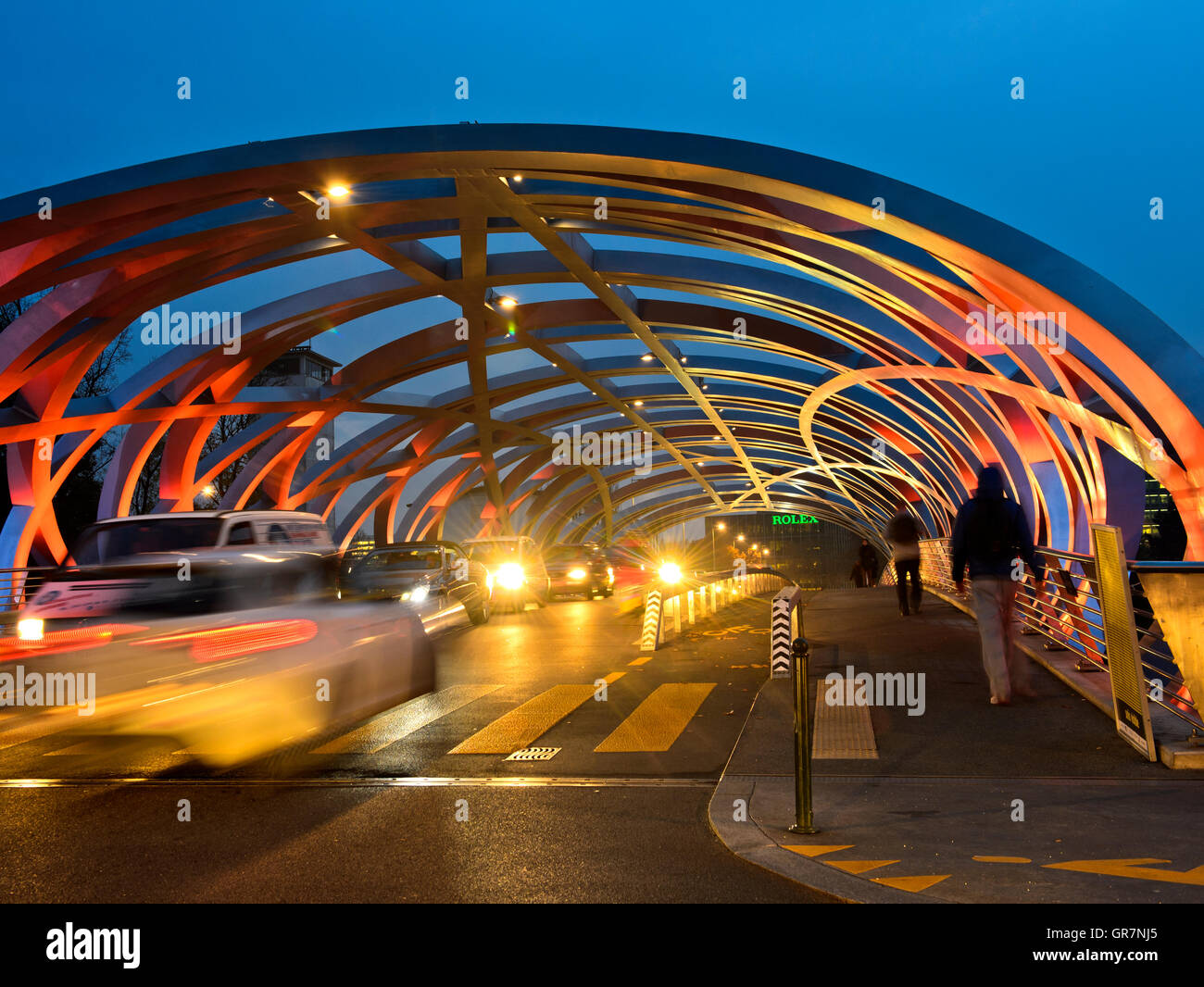 Les effets de lumière à l'Tube-Shaped Structure spatiale de l'Hans-Wilsdorf-Bridge, Genève, Suisse Banque D'Images