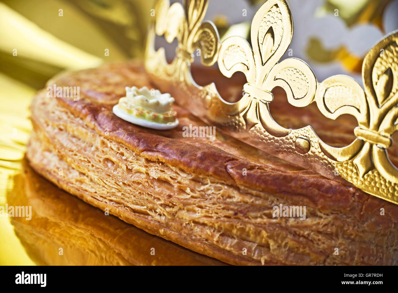 Galette des rois, kingcake français avec une couronne d'or Banque D'Images