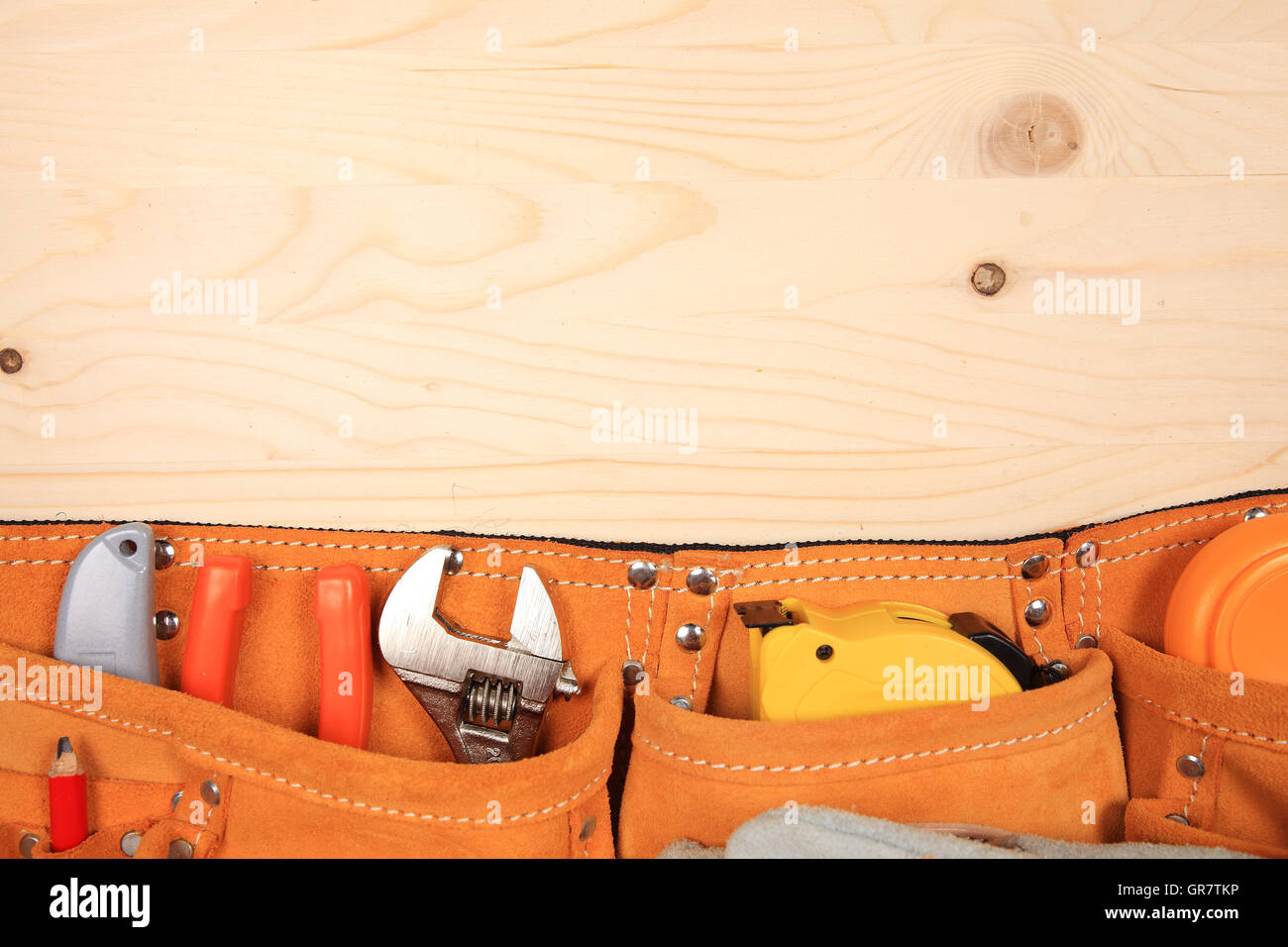 Suede ceinture avec set d'outils de travail sur fond de bois Banque D'Images