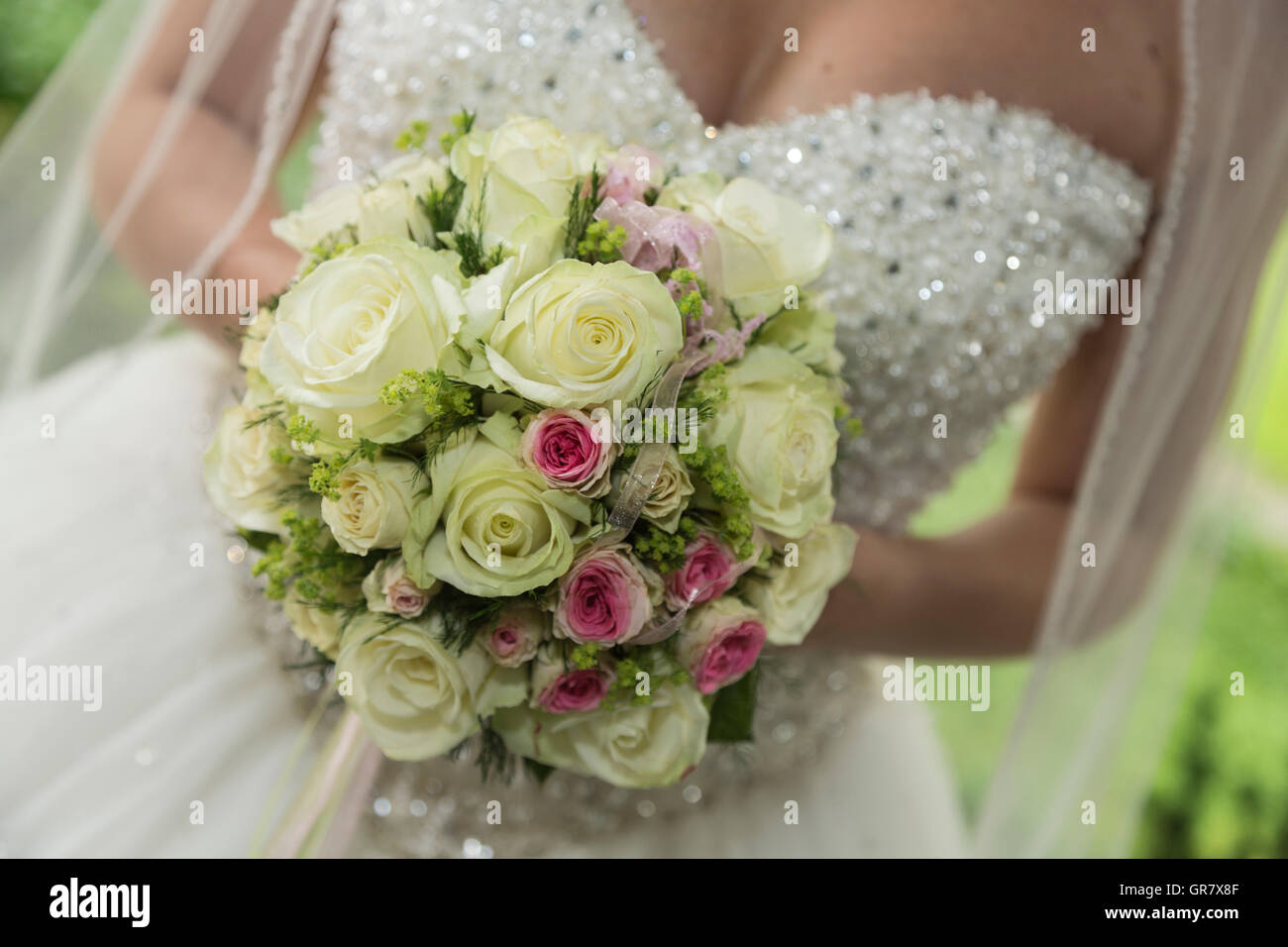 Der Brautstrauss - accessoire indispensable de tout le bouquet de mariée - Banque D'Images