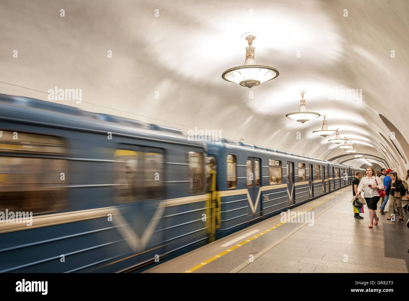 La station de métro avec des lustres à Saint-Pétersbourg, Russie Banque D'Images