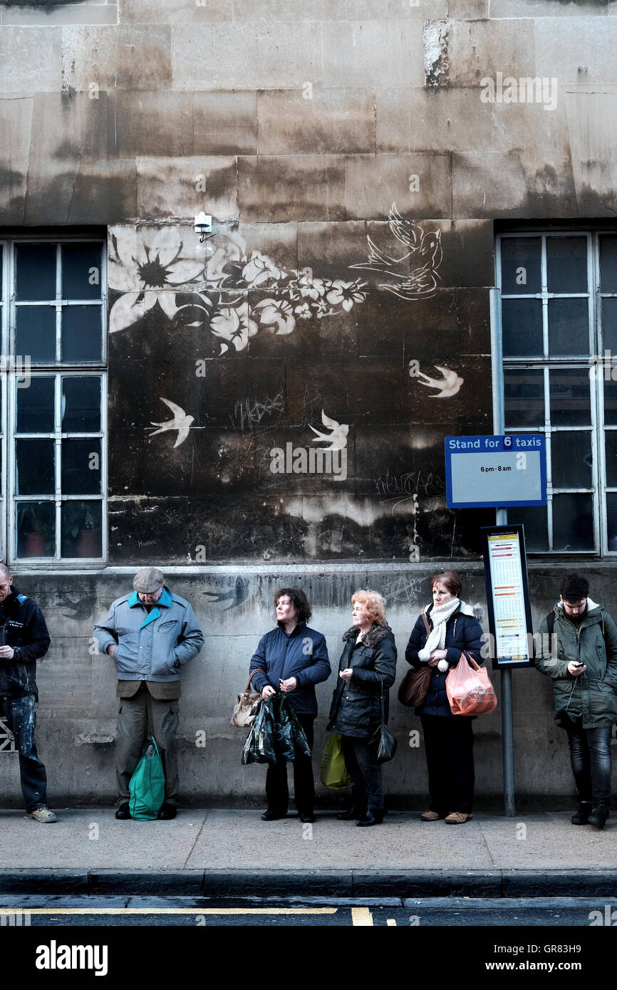 Nettoyer ou arrière Graffiti par un arrêt de bus et de taxi sur capitol Banksy Bristol Banque D'Images