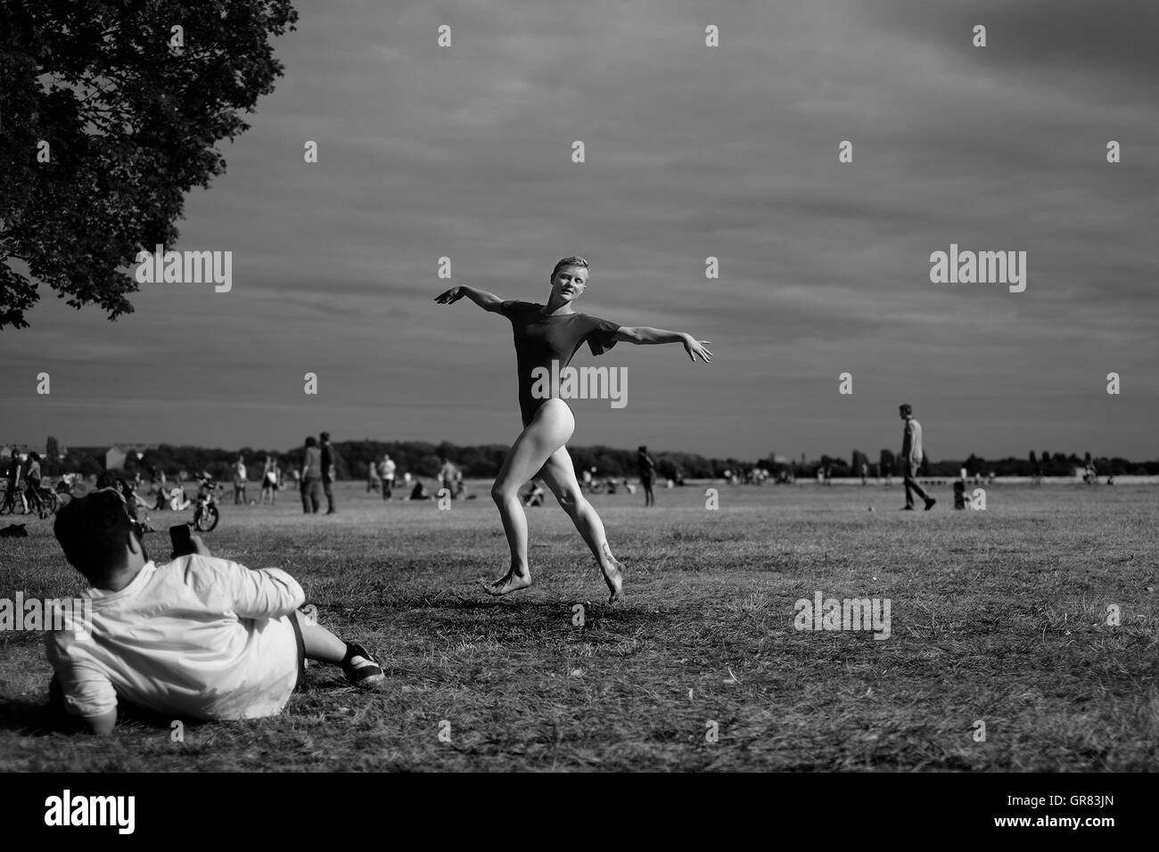 Danseur de Ballet à Berlin Tempelhof, danses pour les amis Banque D'Images