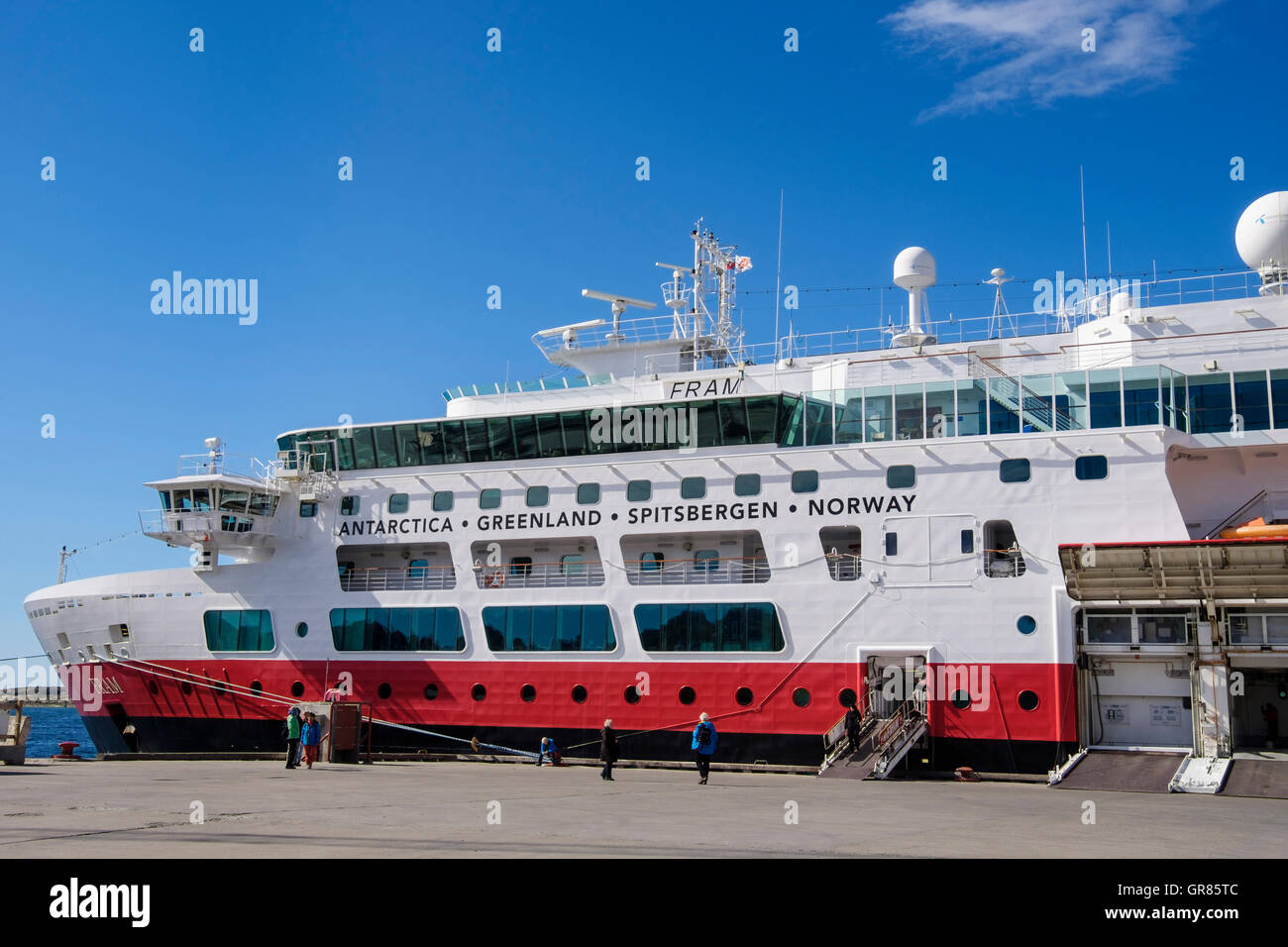 Croisière Hurtigruten MS Fram explorer bateau amarré sur le quai dans le port de Sisimiut (Holsteinsborg), l'ouest du Groenland, Qeqqata Banque D'Images