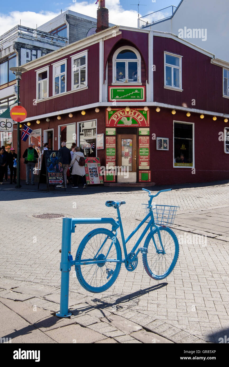 Prikid Kaffihús 1951 plus vieux restaurant de l'Islande à vélo bleu le centre-ville de Reykjavik clôture barrière rue à la circulation. Reykjavik Islande Banque D'Images