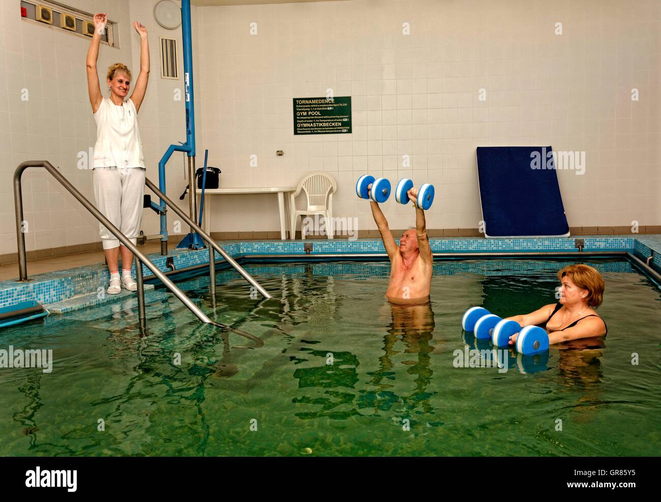 Exercices de physiothérapie avec haltères en salle de sport avec piscine Spa thérapeute dans á Cegléd Banque D'Images