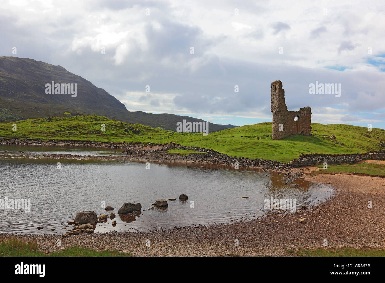 L'Écosse, Highlands, côte nord-ouest, ruine, Château Ardvreck dans le Loch Assynt Banque D'Images