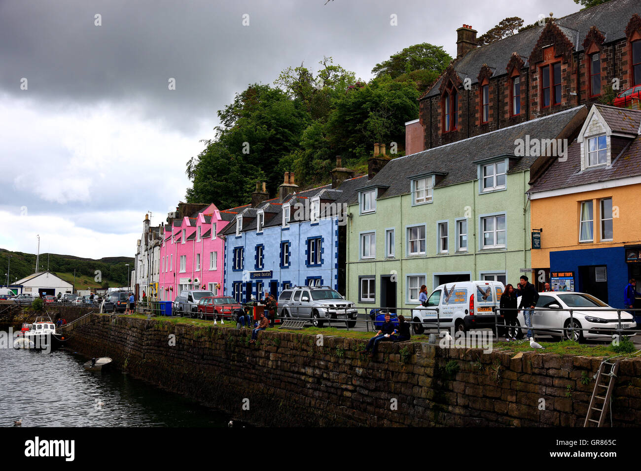 L'Écosse, les Hébrides intérieures, à l'île de Skye, ville de Portree, maisons colorées dans le port, la ligne de la chambre Banque D'Images