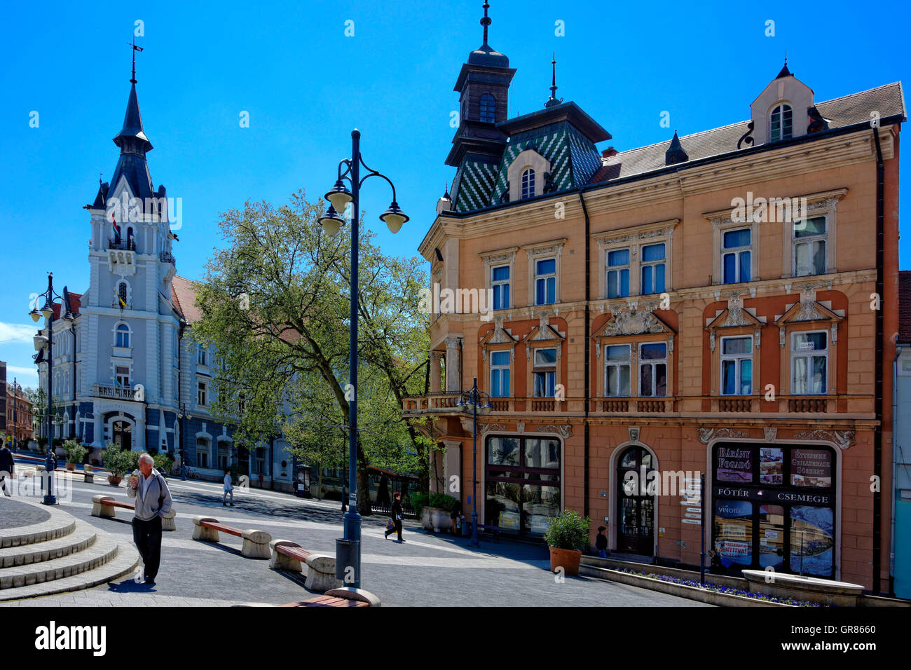 Kaposvar, Kossuth Square et l'Hôtel de Ville, la Hongrie Banque D'Images