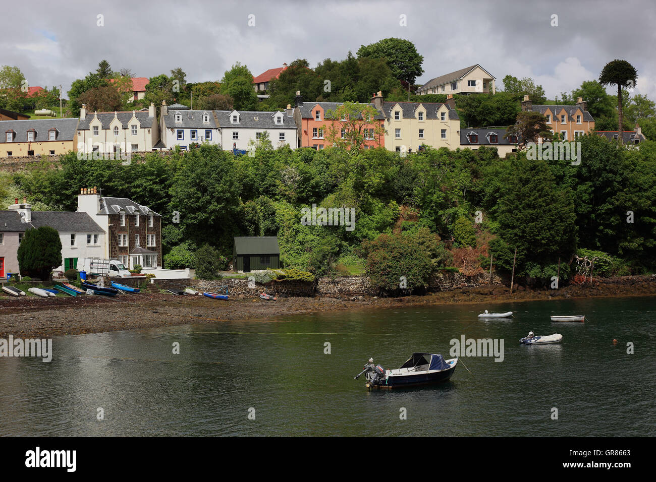 L'Écosse, les Hébrides intérieures, à l'île de Skye, ville de Portree, chambre au-dessus du port de ligne Banque D'Images