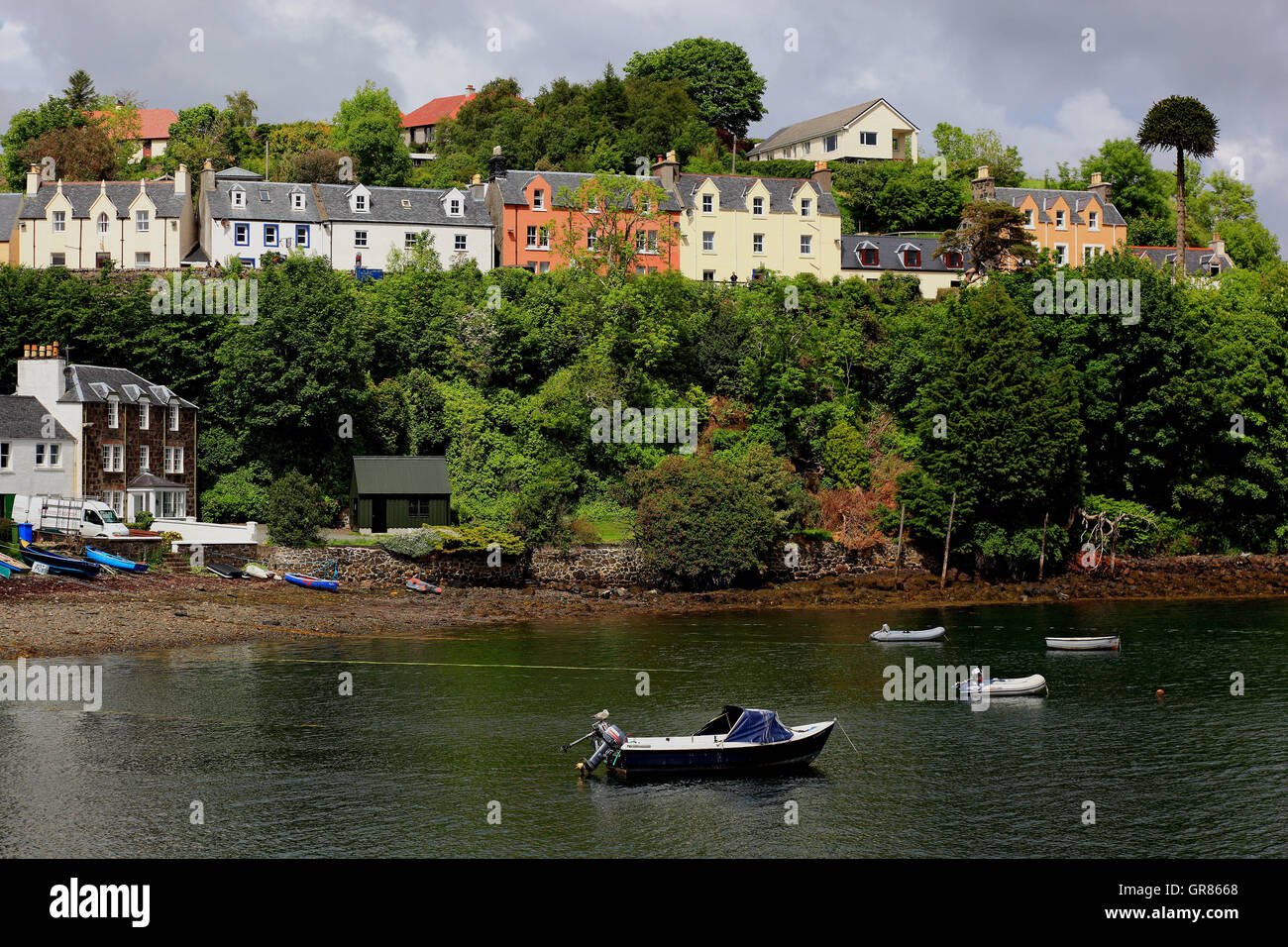 L'Écosse, les Hébrides intérieures, à l'île de Skye, ville de Portree, chambre au-dessus du port de ligne Banque D'Images