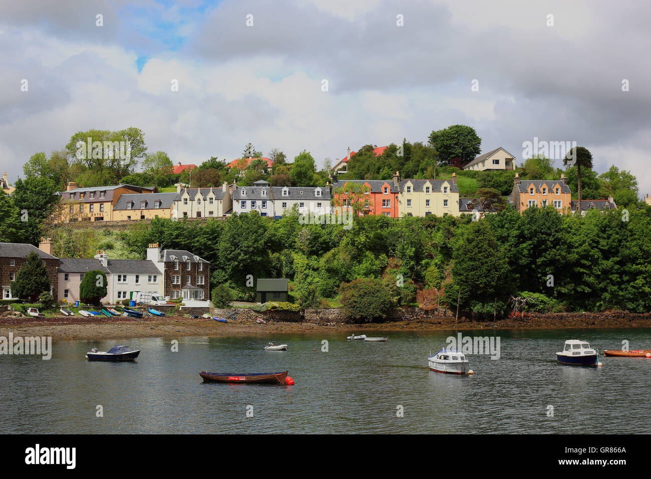L'Écosse, les Hébrides intérieures, à l'île de Skye, ville de Portree, chambre au-dessus du port de ligne Banque D'Images