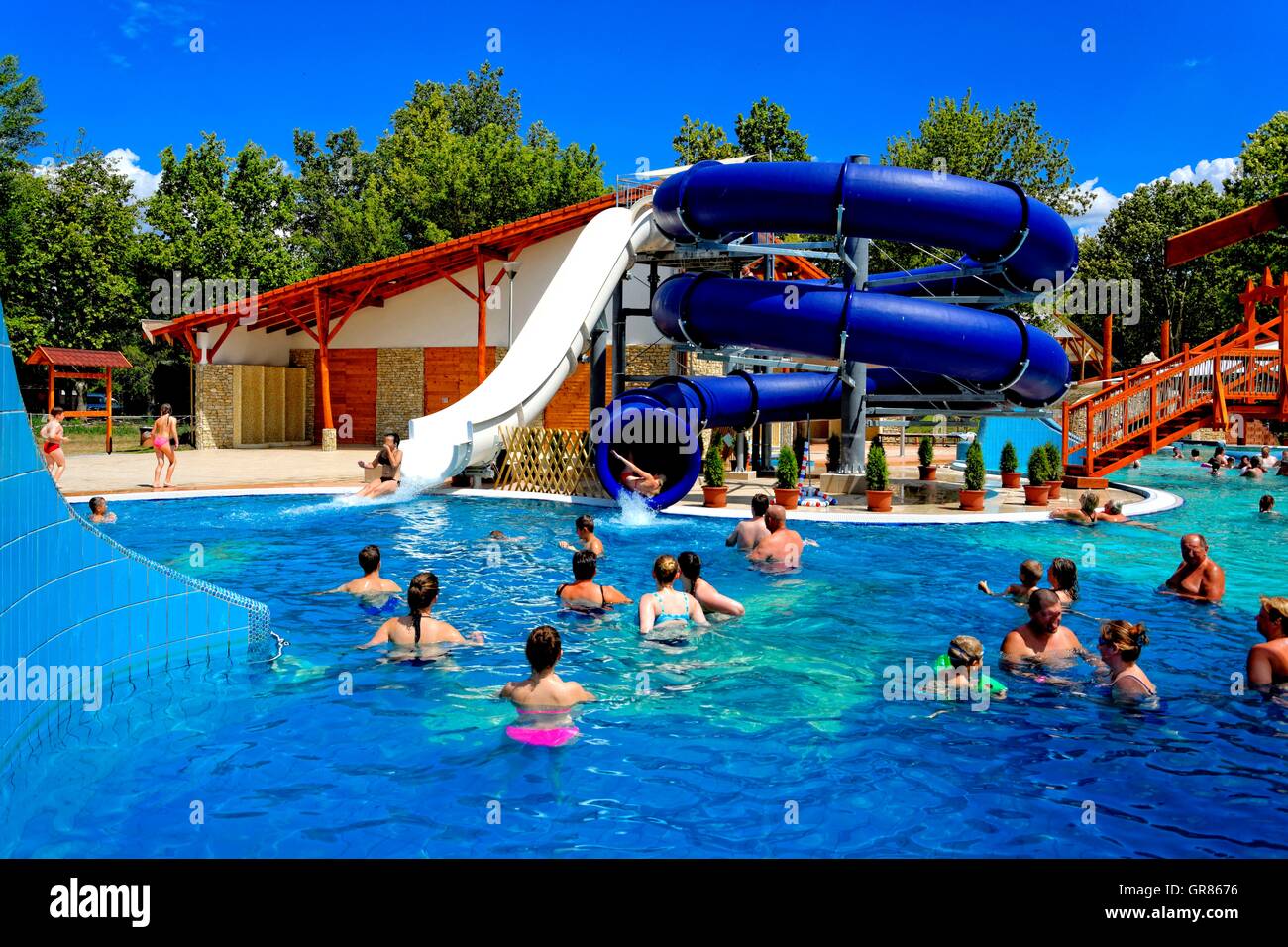 Toboggan aquatique à la piscine Photo Stock - Alamy