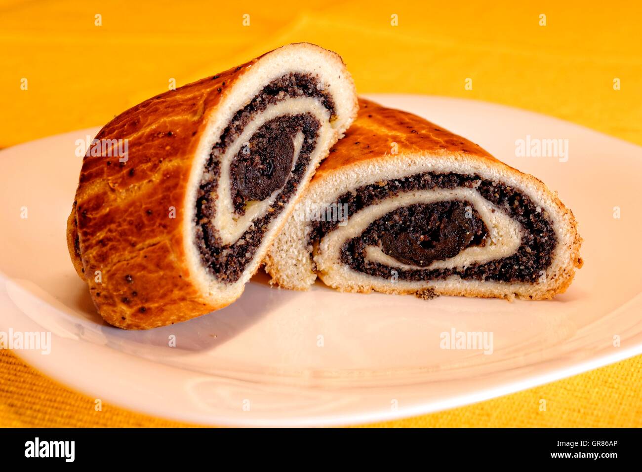 Beigli De Pavot Graines De Pavot Ou Rouleau Avec Les Prunes Sechees Un Hongrois A L Ancienne Biscuits De Noel Photo Stock Alamy